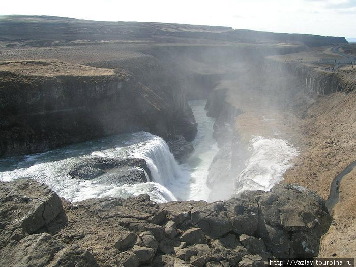 Ущелье уводит воду вдаль Гвольсвелюр, Исландия