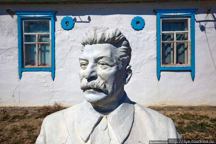 А ещё здесь стоит памятник Сталину. Аральск, Казахстан