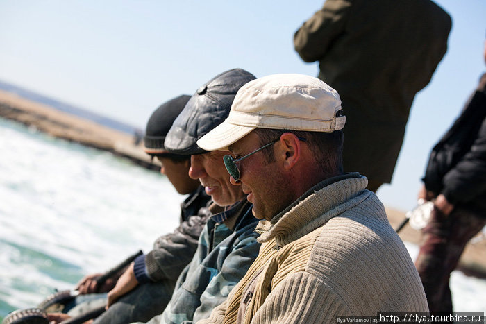 Раньше рыбаки ловили рыбу прямо в посёлке, сейчас им приходится ездить за тридцать километров по плохой дороге, чтобы добраться до воды. Аральск, Казахстан