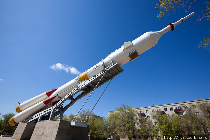 В центре города установлен монумент «Ракета-носитель „Союз“». Аральск, Казахстан