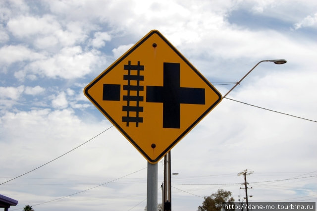 Знак перед перекрестком Порт-Огаста, Австралия