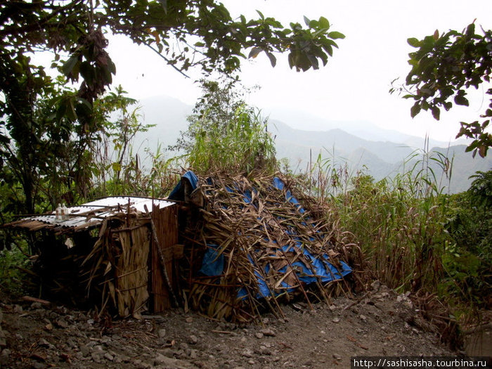 Шалаш местных рабочих, которые укрепляют тропу вниз. Банауэ Рисовые Террасы, Филиппины