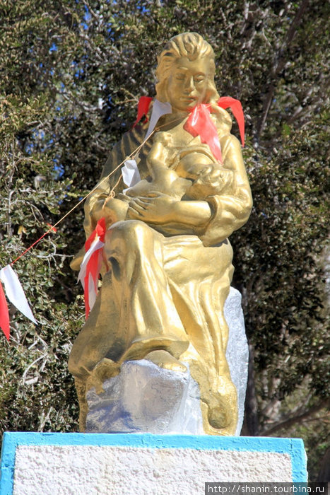Памятник матери с ребенком Уюни, Боливия