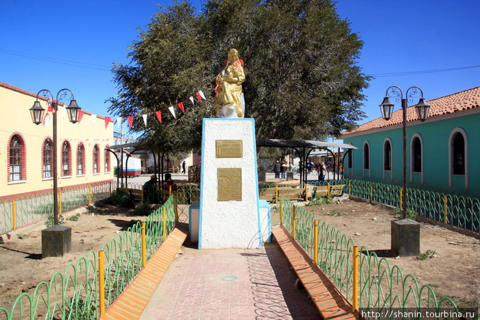 Памятник матери с ребенком стоит на центральном бульваре Уюни, Боливия