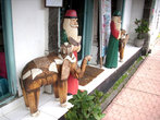 В Убуе Дед Мороз, видимо, передвигается на слоне.