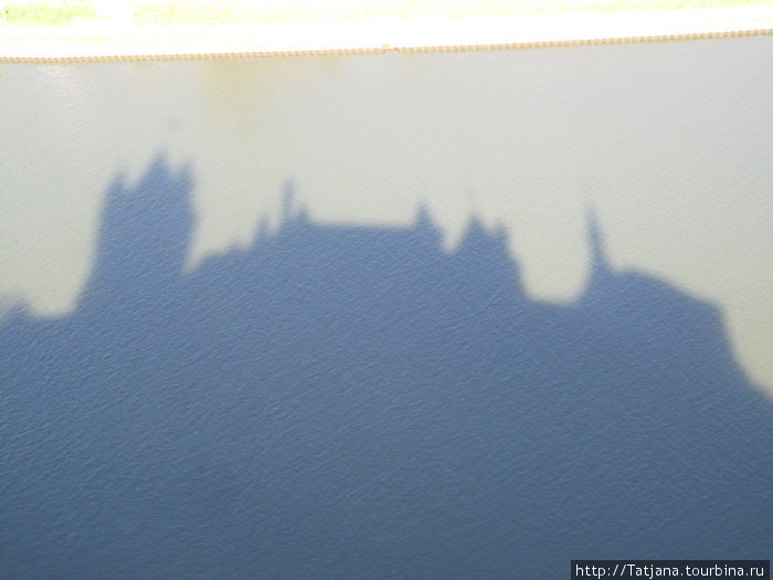 около 5 часов вечера .... с балкона ведущего в зал  видна таинственное отражение замка на излучине реки Мозел... Кохем, Германия