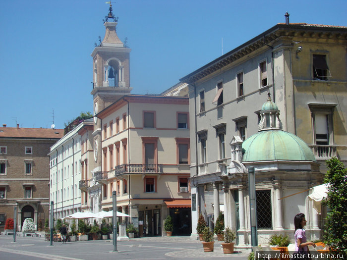 Piazza Tre Martiri. Часовая башня. исторический центр Римини. Римини, Италия