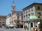 Piazza Tre Martiri. Часовая башня. исторический центр Римини.