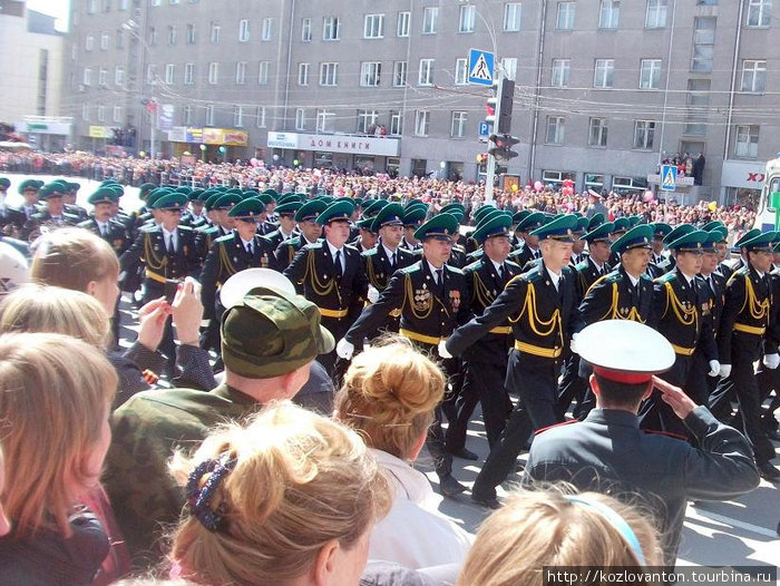 Пройдут пограничники — милиция честь отдает. Новосибирск, Россия