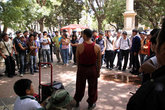 Местный поклонник восточных единоборств на центральной площади набирает себе учеников.