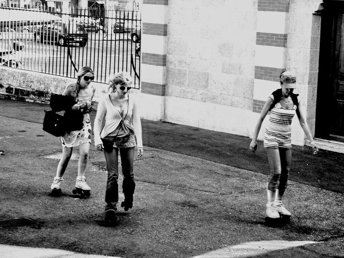 Девушки катающиеся на роликах по улицам Женевы. Женева, Швейцария