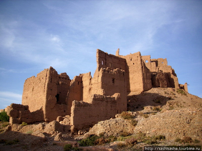 Вот таких разрушенных замков полно в окрестностях Бульмана. Бульман, Марокко