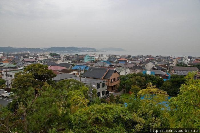 Хасэ-дэра: вид на город и море со смотровой площадки Камакура, Япония