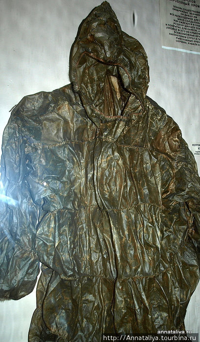 Непромокаемая камлейка (плащ) из кишок кита. Надевалась поверх меховой одежды во время морского промысла. Санкт-Петербург, Россия