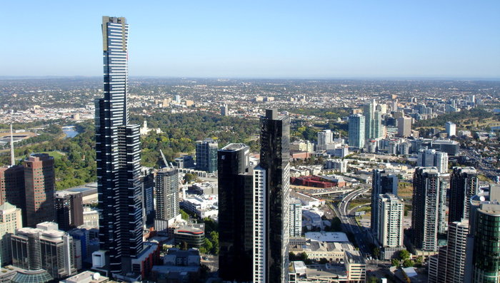 Слева  Eureka Tower (Башня Эврика) — самый высокий небоскреб Мельбурна и второй по высоте небоскреб Австралии. Высота небоскреба 297 м Мельбурн, Австралия