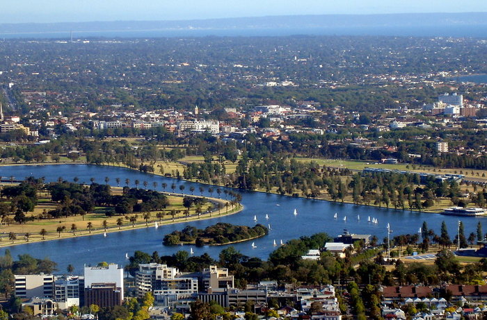 слева, рядом с рекой Ярра находится трасса Формула-1 Мельбурн, Австралия
