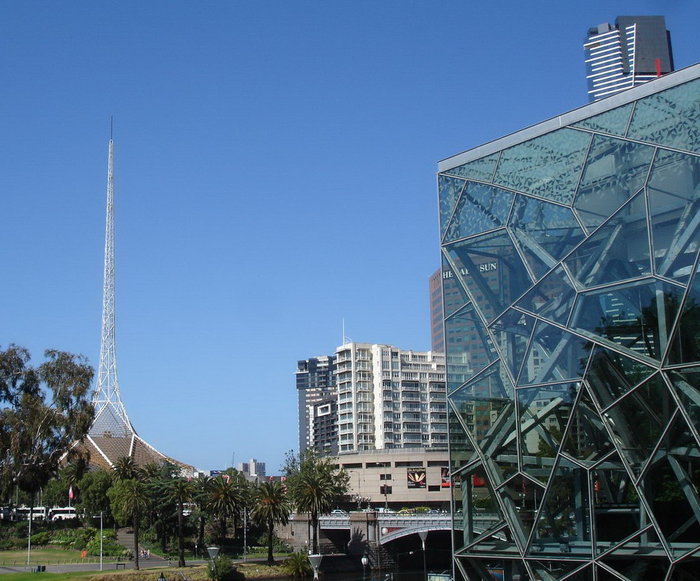 слева, башня Центра искусств Мельбурн, Австралия