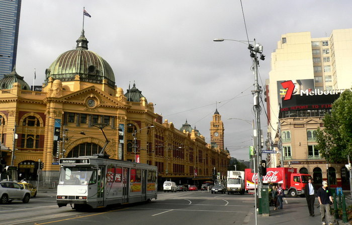 Вокзал Флиндерс-Стрит Стейшн является визитной карточкой города. Его изобр можно увидеть на многочисл плакатах и открытках, посвящ Мельбурну. Вокзал является старейшей железнод станцией в Австралии Мельбурн, Австралия
