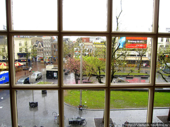 А из нашего окна площадь Рембрандта видна :)