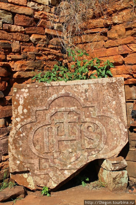 Герб высеченный в камне Сан-Игнасио, Аргентина
