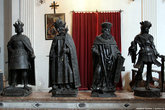 Их называют «чёрные люди». Это статуи предшественников и современников Максимилиана I, отлитые по эскизам Альбрехта Дюрера, Амбергера и других.