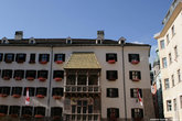 Золотая крыша расположена в пешеходной зоне Инсбрука и является символом города. Название связано с тем, что эркер покрыт навесом, крышей, состоящей из 2 657 позолоченных медных пластин.