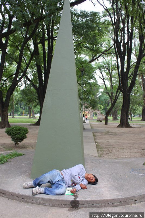 Чей-то сын под монументом Матери и ребёнка Сальта, Аргентина