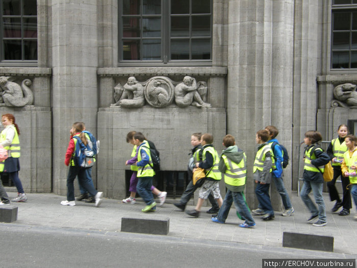 Так, одетые в специальную форму, движутся дети с преподавателем по городу. Брюссель, Бельгия