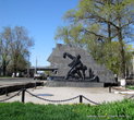 Рядом с ДК — Памятник железнодорожникам, погибшим в Великой Отечественной войне 1941 — 1945 годов.