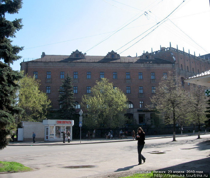 Но еще больший интерес у нас вызвало третье сооружение из красного кирпича необыкновенного оттенка. Луганск, Украина