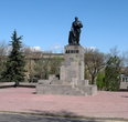 Слева — площадь Революции, на которой возвышается памятник ее вождю В. И. Ленину. У подножия памятника — живые цветы.