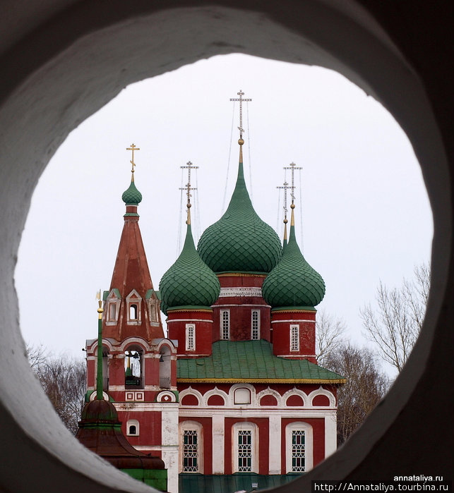 Вид через бойницу на церковь Михаила Архангела. Ярославль, Россия