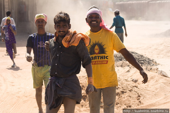 Местный работники-грузчики. Слева бежит зазевавшийся. Сколько счастья на лицах! Мангалор, Индия