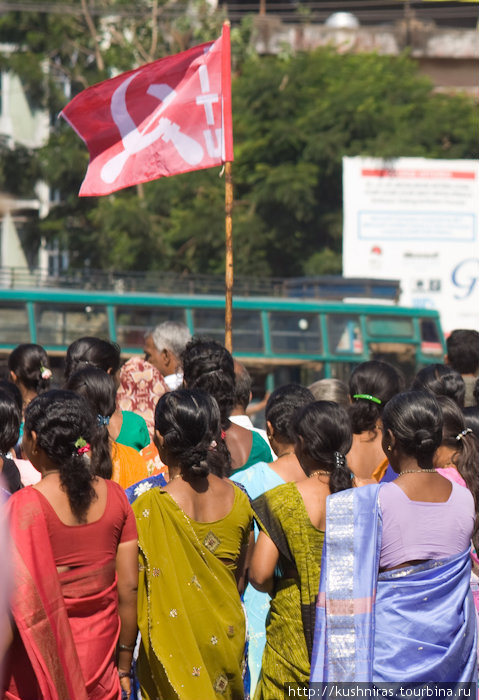 Женская демонстрация. С красными флагами, серпом и молотом! Мангалор, Индия