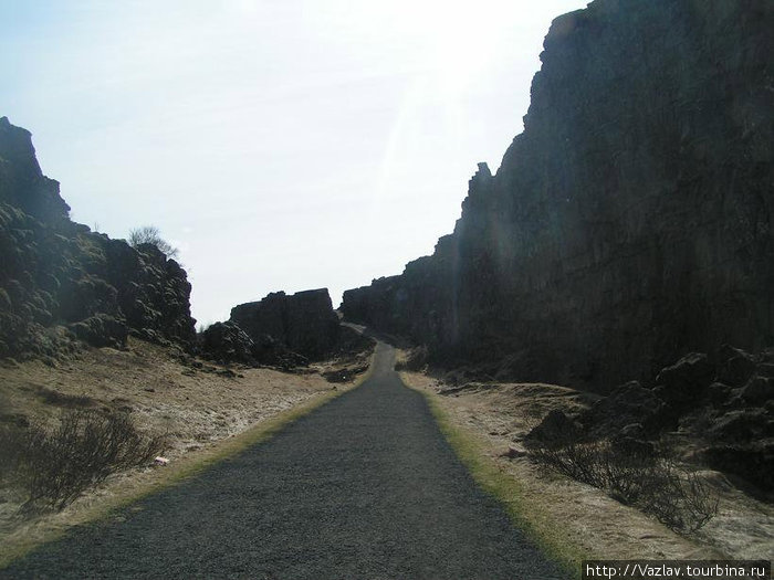 Дорога между скал Исландия