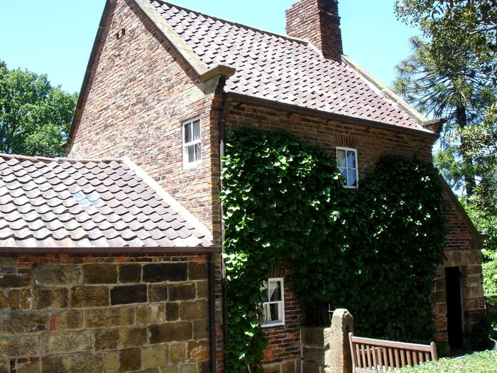 Коттедж капитана Джеймса Кука — небольшой каменный коттедж, принадлежавший в прошлом семье капитана Джеймса Кука, перенесён в Мельбурн из Англии в первой половине XX-го века. Мельбурн, Австралия