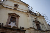 Среди наиболее красивых зданий Старого Гоа ярко выделяется Собор Святой Екатерины, первый храм возведенный португальцами в Гоа. Строительство собора закончили к 1619 году.