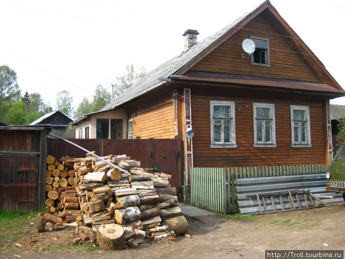 Обычнейший деревенский дом при поленнице. Соседом его слева является дом-музей Римского-Корсакова Тихвин, Россия