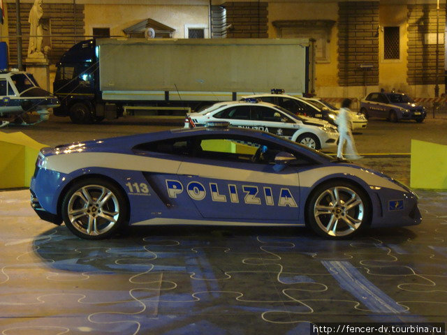 Вряд ли какая-то полиция кроме итальянской может похвастаться Ламборджини Рим, Италия