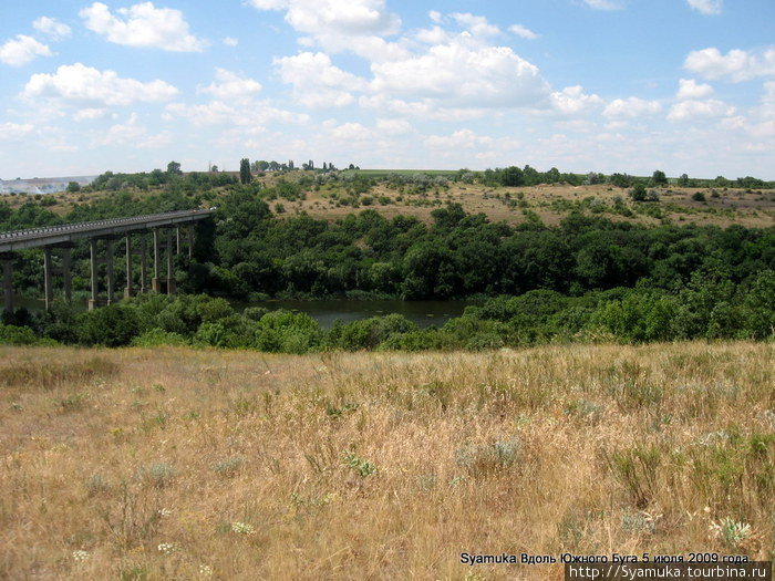 С высоты левого берега мост казался небольшим, Первомайск, Украина