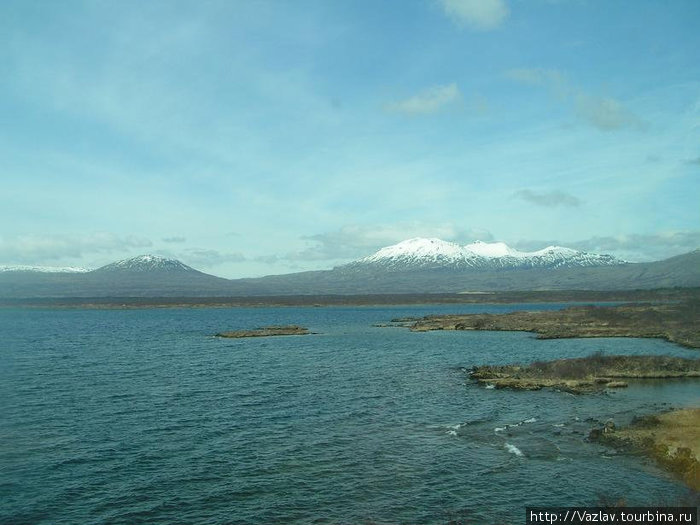 Снежные вершины украшают пейзаж Тингвеллир Национальный парк, Исландия