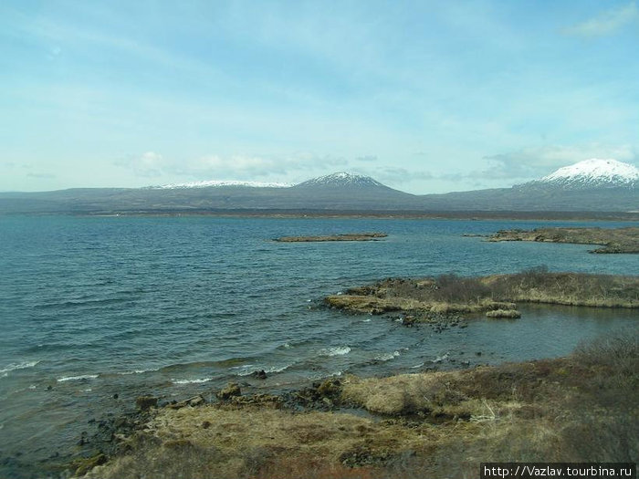 На берегу крупнейшего в Исландии озера