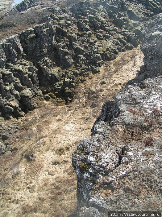 У края пропасти Тингвеллир Национальный парк, Исландия