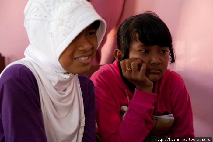 Ученицы Думай, Индонезия