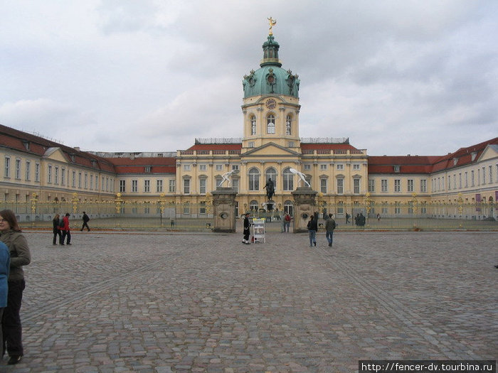 Купол дворца украшает позолоченная статуя Фридриха Берлин, Германия