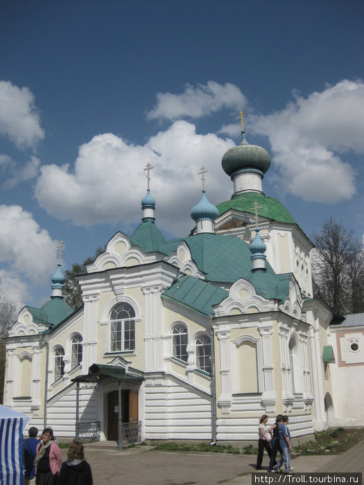 Церковь Крылечко, вход в монастырь Тихвин, Россия