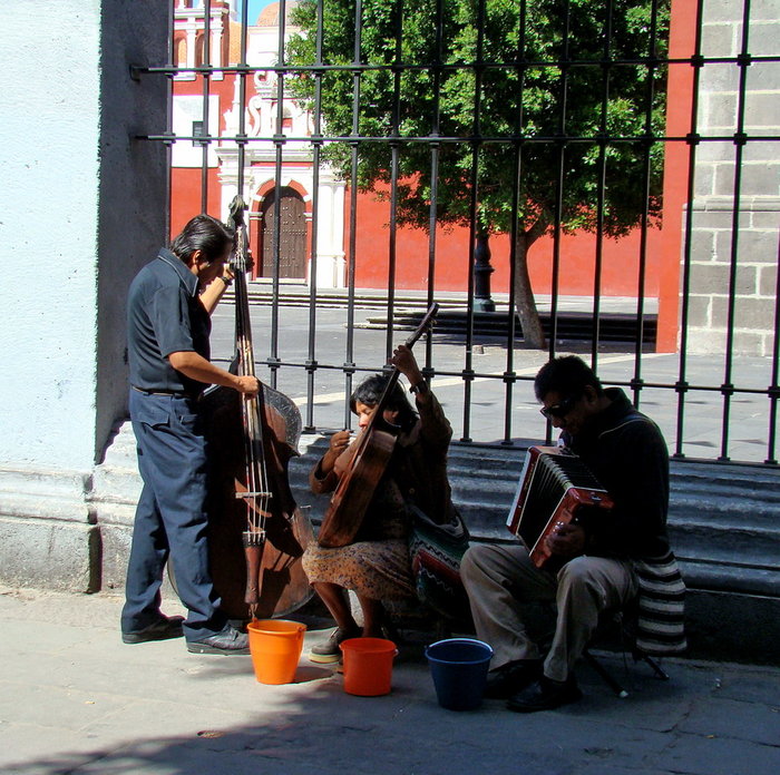 одна из любимых фотографий  коммерческое трио —  концерт общий, а карманы разные:) Пуэбла, Мексика