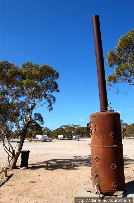 Старая печка выставлена в качестве экспоната. Balladonia Roadhouse Штат Западная Австралия, Австралия