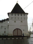 Проездная Угличская башня (1630-е годы) — одна из четырёх сохранившихся башен монастырской стены