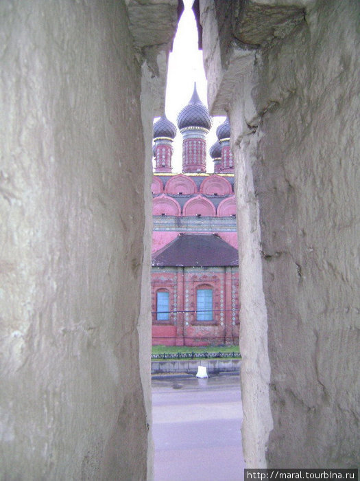 Вид из бойницы монастыря на Богоявленскую церковь XVII века